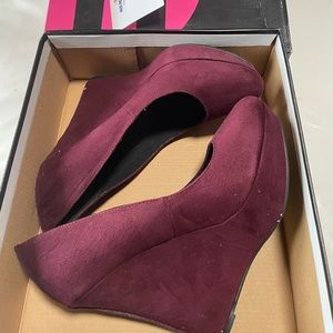 Wedge heeled shoes, burgundy size 10